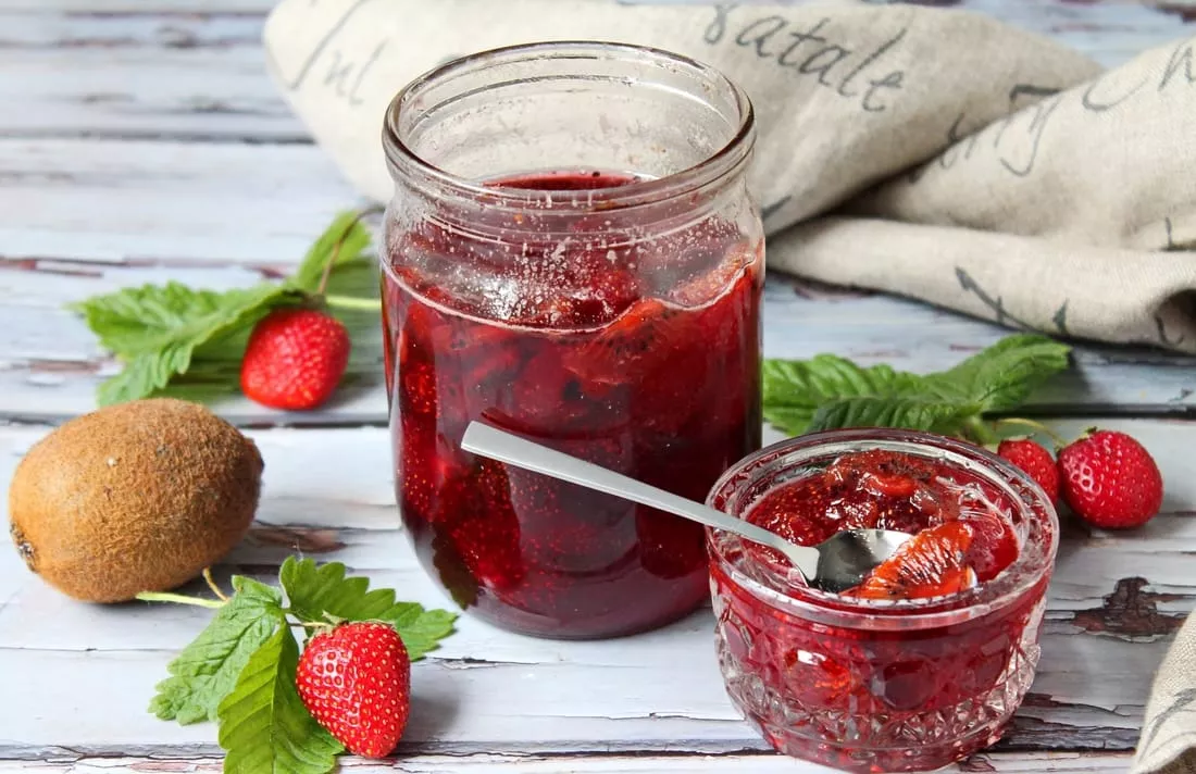 Strawberry jam with kiwi