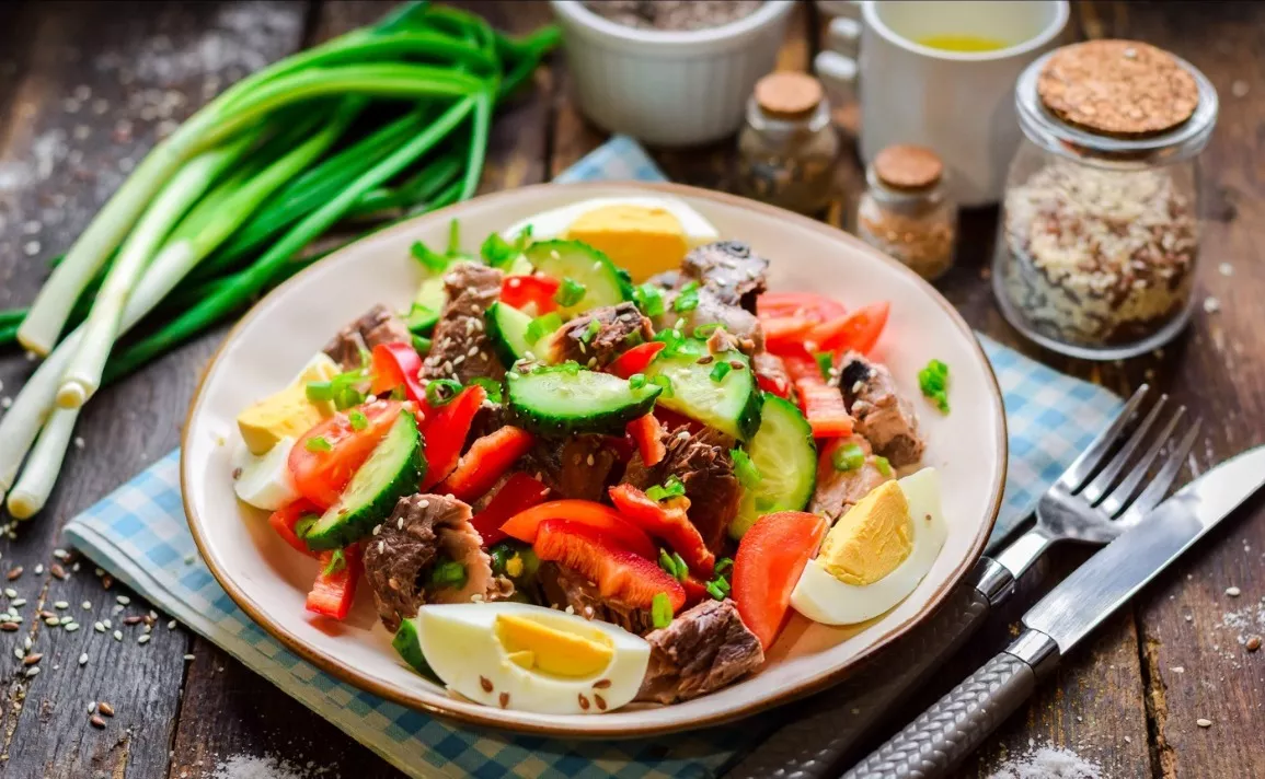 Dietary salad with tuna