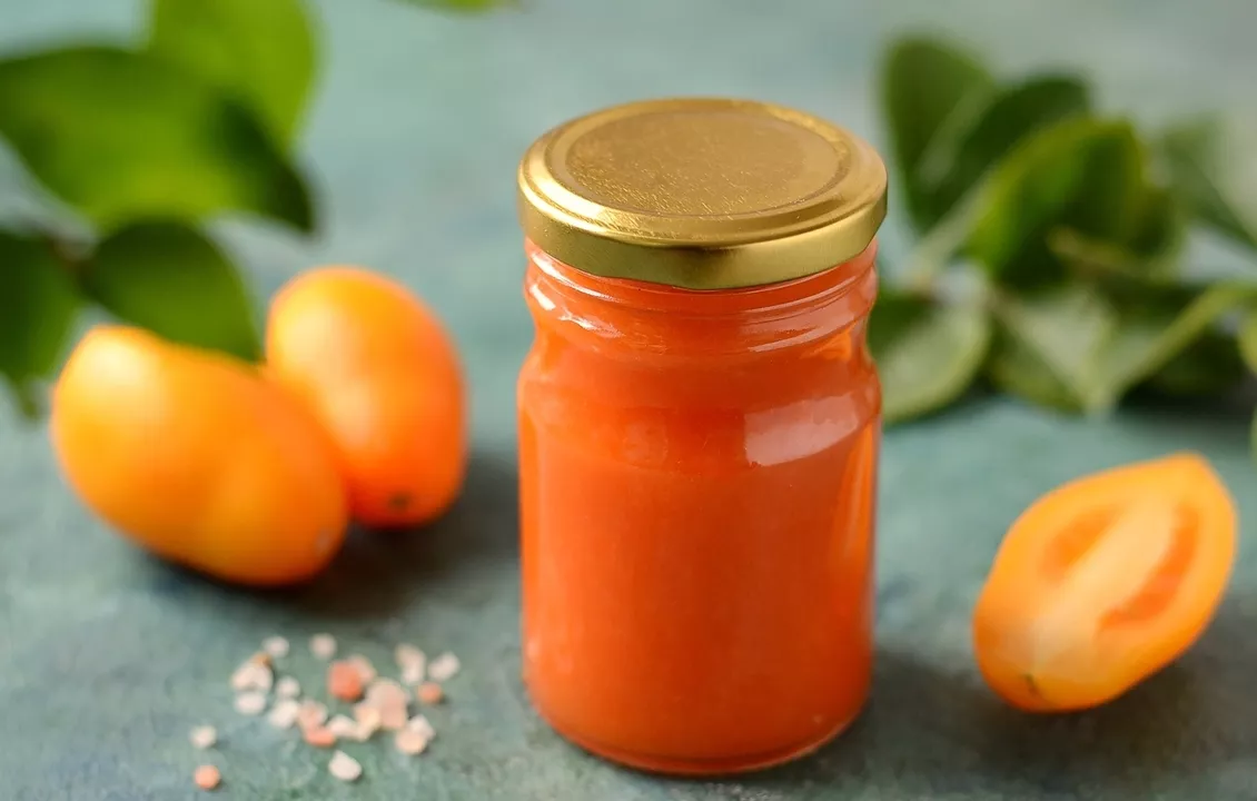 Yellow tomato sauce for the winter