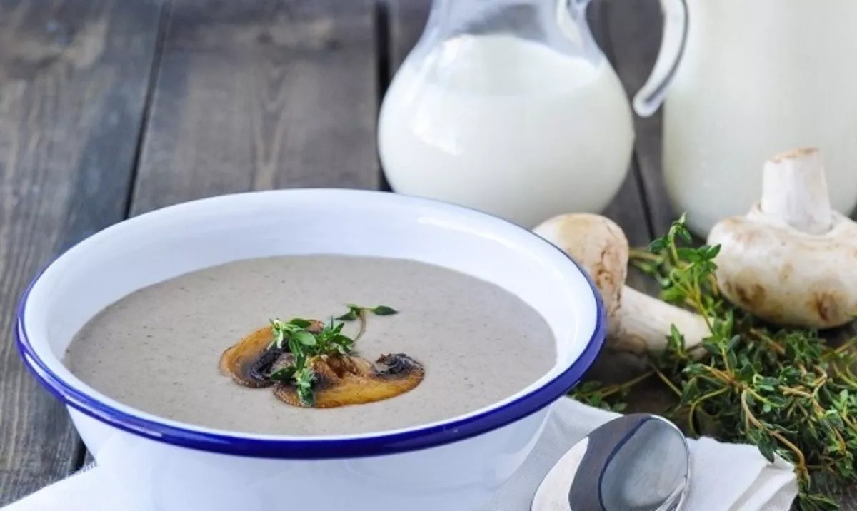 Mushroom creamy soup with champignons and cream