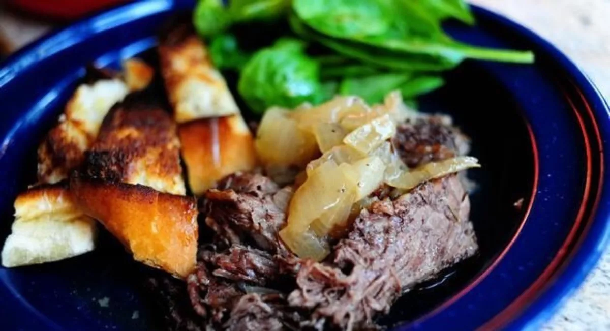 Beef stewed in beer with onions