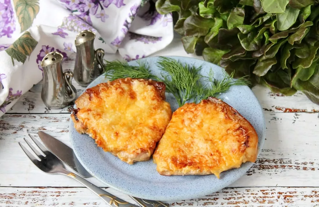 Carbonado with cheese in the oven