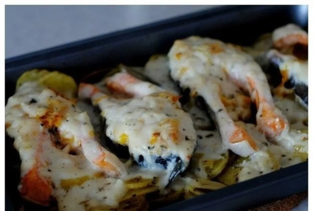 Fried trout with garlic sauce