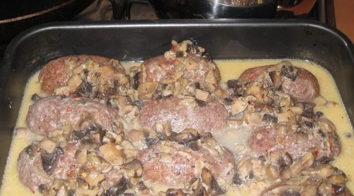 Cutlets with mushroom sauce