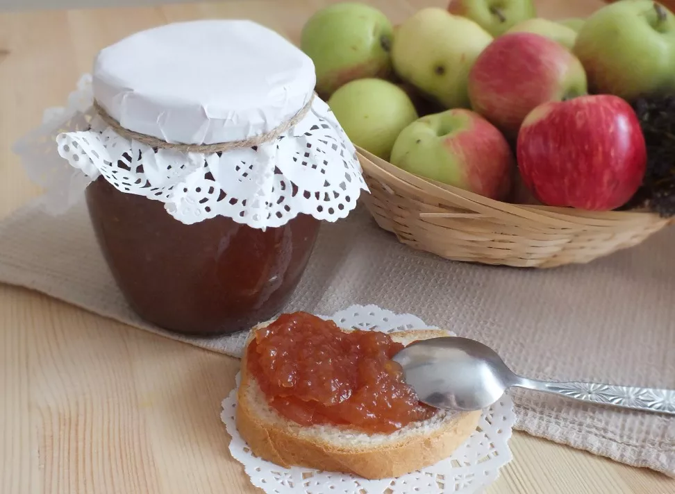 Apple jam with cinnamon