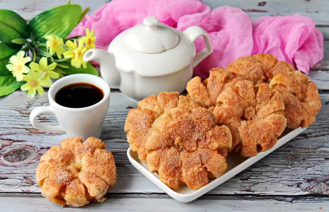 Apple blossoms in puff pastry