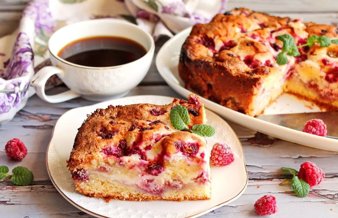 Cake with mascarpone and raspberries