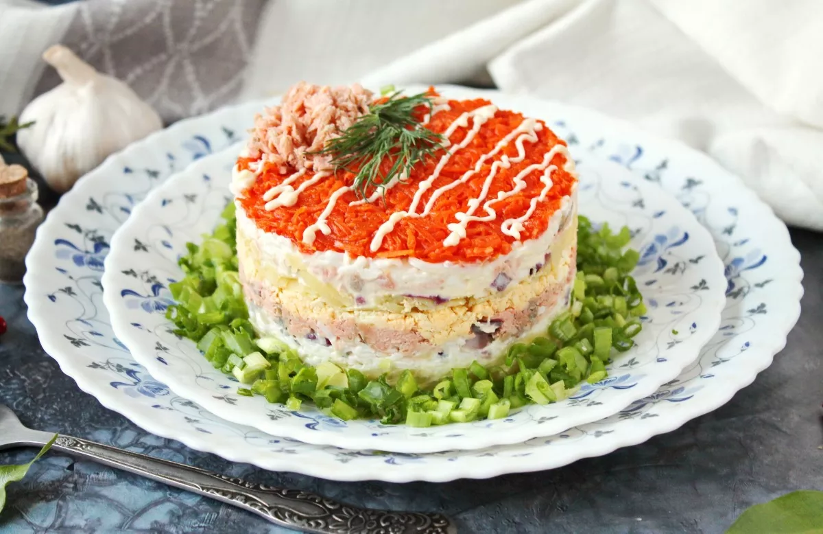Salad Fox fur with red fish