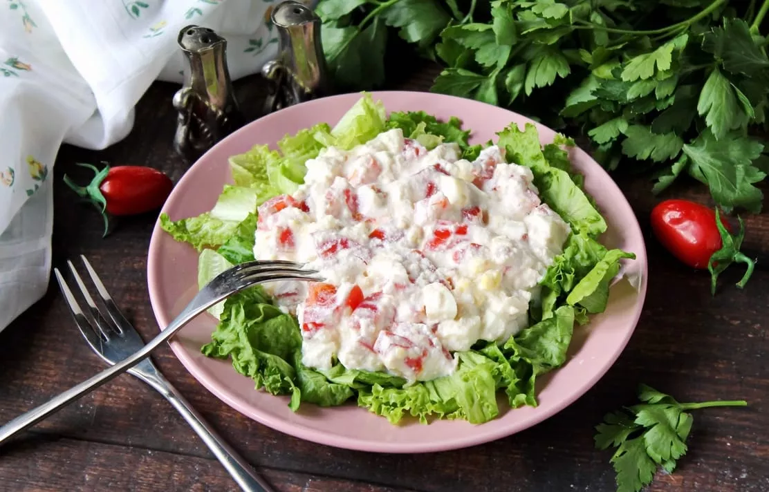 Salad with ricotta and tomatoes