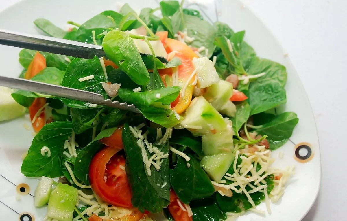 Salad with spinach and cheese