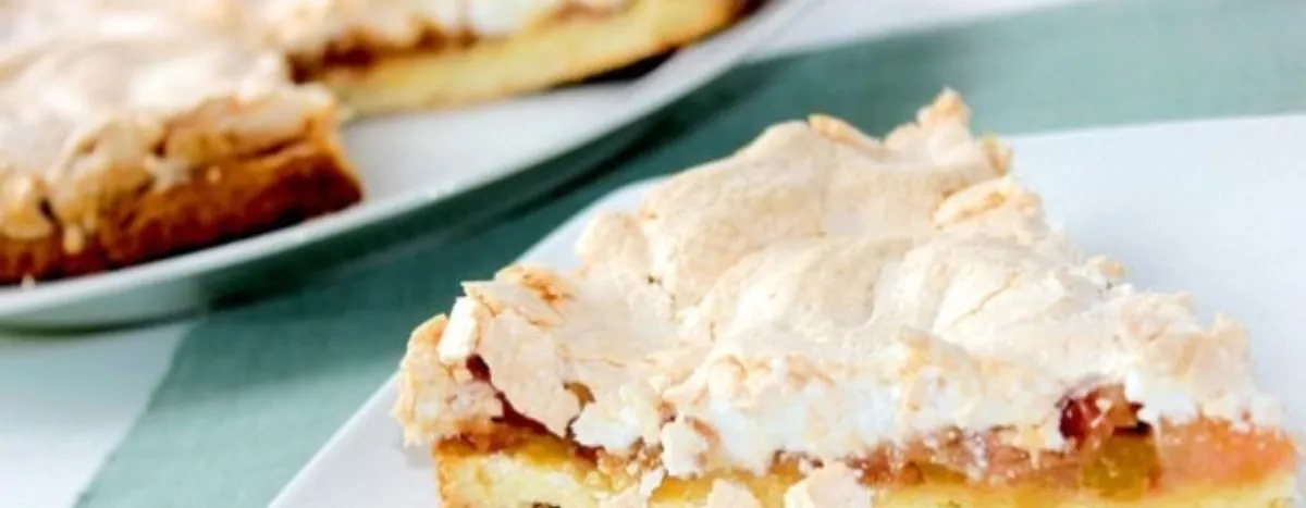 Charlotte with apples and meringue