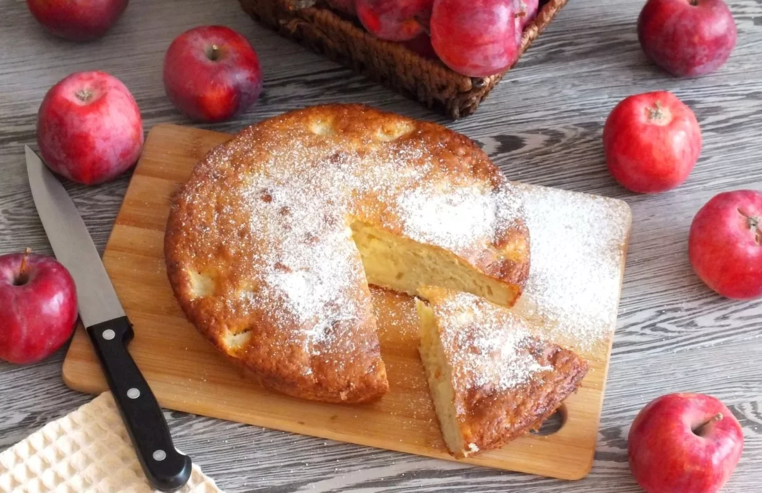 The most delicious Charlotte with apples and curd