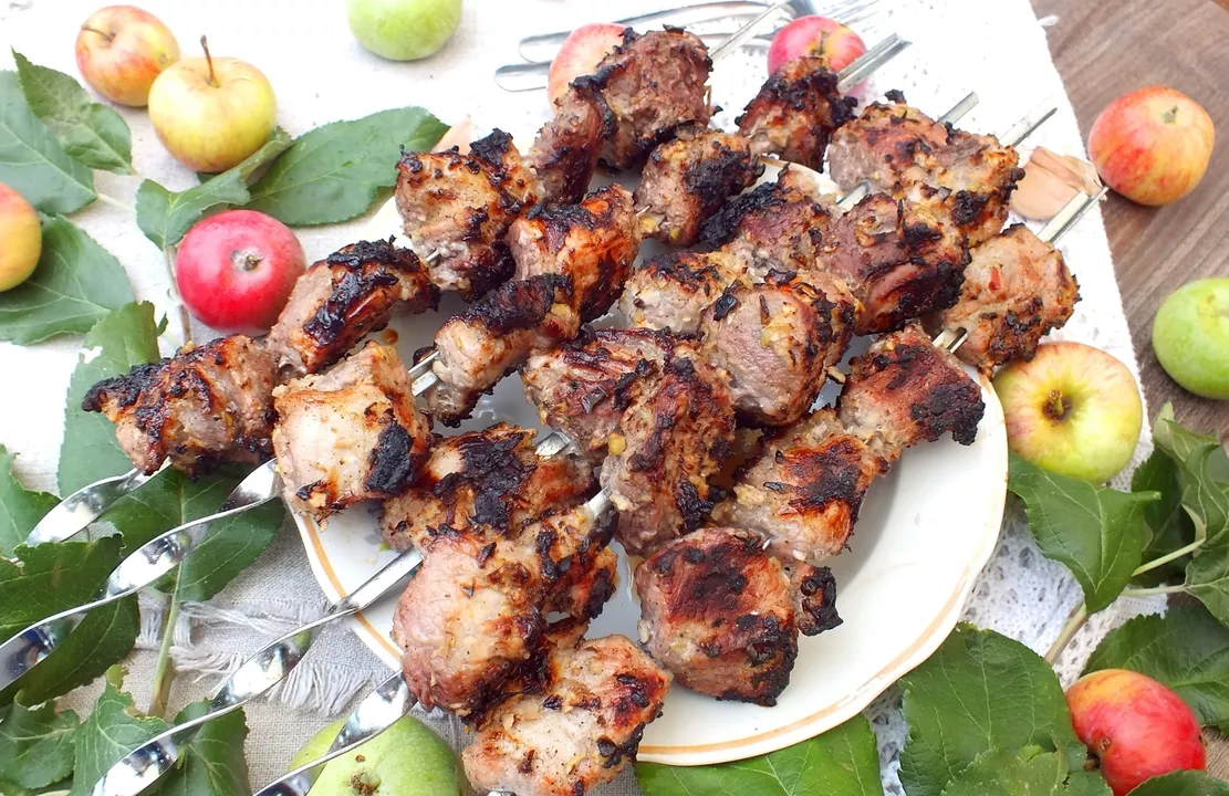 Marinating barbecue with apples
