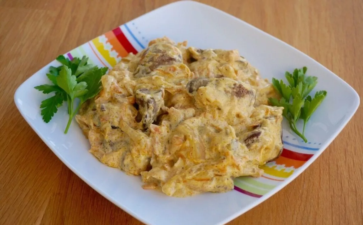 Chicken liver in sour cream sauce
