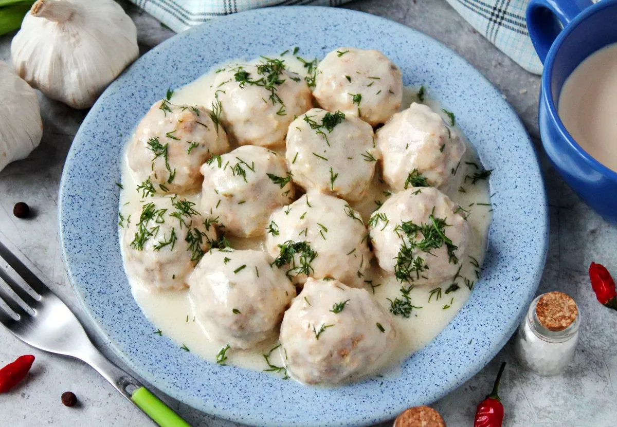 Chicken dumplings in sour cream sauce