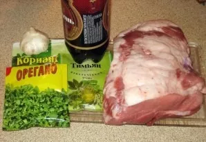 Take a piece of pork and wash it well. We select spices to taste.
