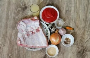 Prepare all the ingredients needed to make American style pork ribs.