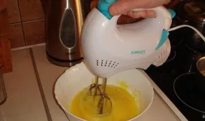 Beat eggs with sugar with a mixer.