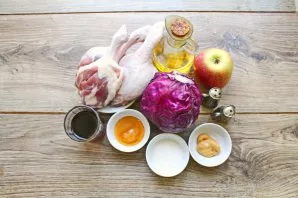 Prepare all the ingredients. Wash and wipe the apple, and from the cabbage remove the upper leaves and rinse.