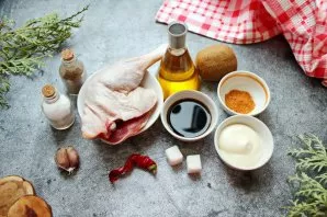 Prepare all the necessary ingredients for cooking duck with kiwi. Wash and dry the paws of the ducks.