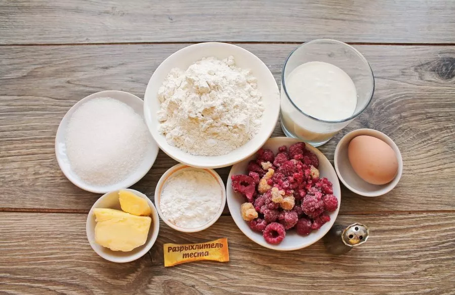 Prepare all the necessary ingredients to make the cake.