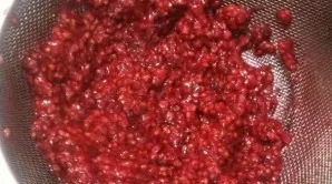 Rinse the raspberries, dry, rub through a sieve. For now, set the juice aside.