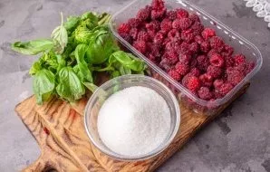 Prepare the ingredients. Sort out the raspberries, discard the spoiled ones. Basil can be used both green and purple.