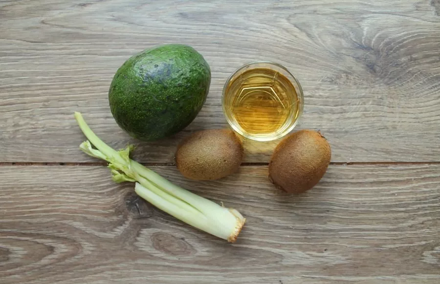 Prepare all the necessary ingredients for making juice. Wash and dry the fruit and celery thoroughly.