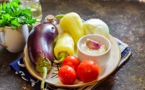 Prepare all the necessary ingredients. Peel, wash and dry the vegetables.