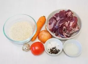 Prepare all the necessary ingredients for making pilaf.