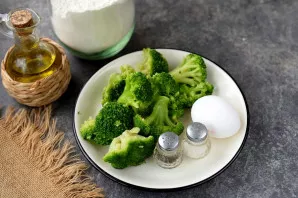 Prepare the necessary ingredients. If you purchased frozen broccoli inflorescences, first defrost them at room temperature.
