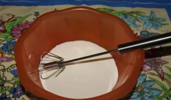 Add sugar and salt to kefir. Stir until completely dissolved. Then put soda in it and beat the egg. Mix well