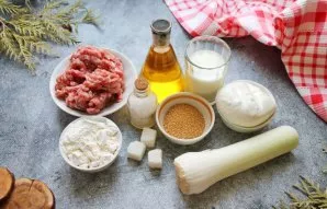 Prepare all the necessary ingredients. Wash and dry the leek, grate the cheese on a coarse grater.
