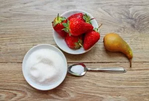 Sort out the berries, rinse and let the water drain completely. Wash the pear and dry it.
