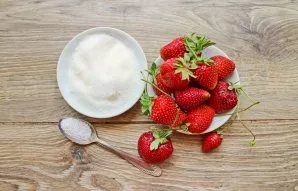 Prepare all the necessary ingredients for making jam.