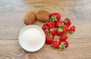 Prepare all the necessary ingredients for making strawberry and kiwi jam. Sort the berries, wash them, let the water drain.