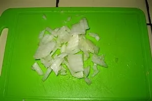 Finely chop the onion.