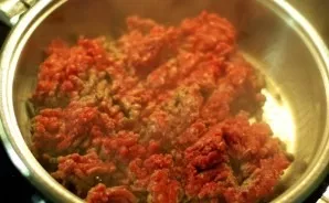 Fry the minced meat in oil immediately in a saucepan.