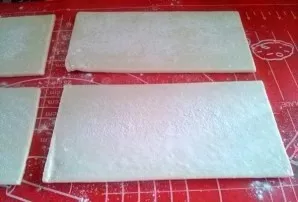 Defrost the unleavened puff pastry.