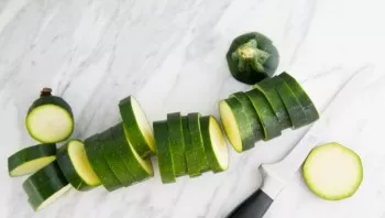 Cut the zucchini into slices.