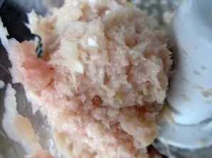 Grind the meat (you can choose absolutely any meat, in this case, chicken fillet is used), then add salt and pepper to taste.