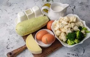 Prepare all the necessary ingredients. Cut broccoli and cauliflower into inflorescences. Use cream with a fat content of at least 20%.