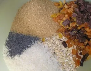 Mix dried fruits, oatmeal, chopped chocolate, coconut flakes, you can add poppy seeds.