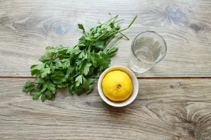Wash the lemon and parsley. Drain.