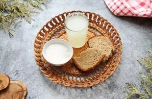 Prepare all the necessary ingredients for making kvass from whey.