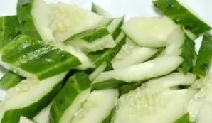 Wash the cucumbers, dry them and chop them coarsely.