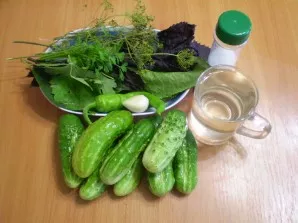 Prepare the necessary spices, water and cucumbers.