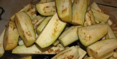 Cut the eggplants into cubes, sprinkle with salt and leave to stand.