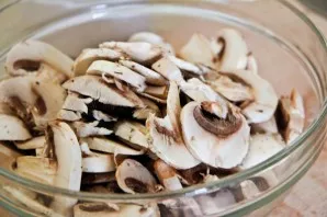 Wash the mushrooms, dry them well and cut into thin slices.