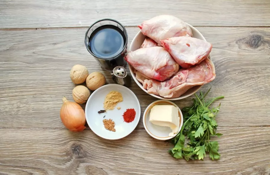 Prepare all the necessary ingredients for cooking Guriano chicken.